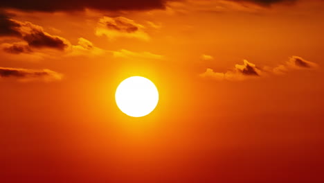 Imágenes-En-Timelapse-De-La-Puesta-De-Sol-Antes-De-Las-Nubes-En-Movimiento,-El-Cielo-Se-Vuelve-Más-Oscuro-De-Amarillo-A-Rojo