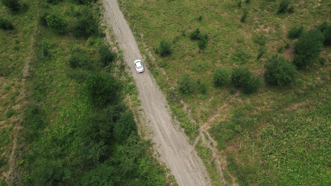 시골 도로 에 있는 색 자동차