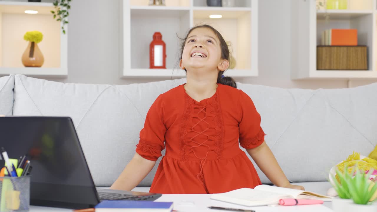 활기찬 소녀는 유쾌하고 행복합니다.