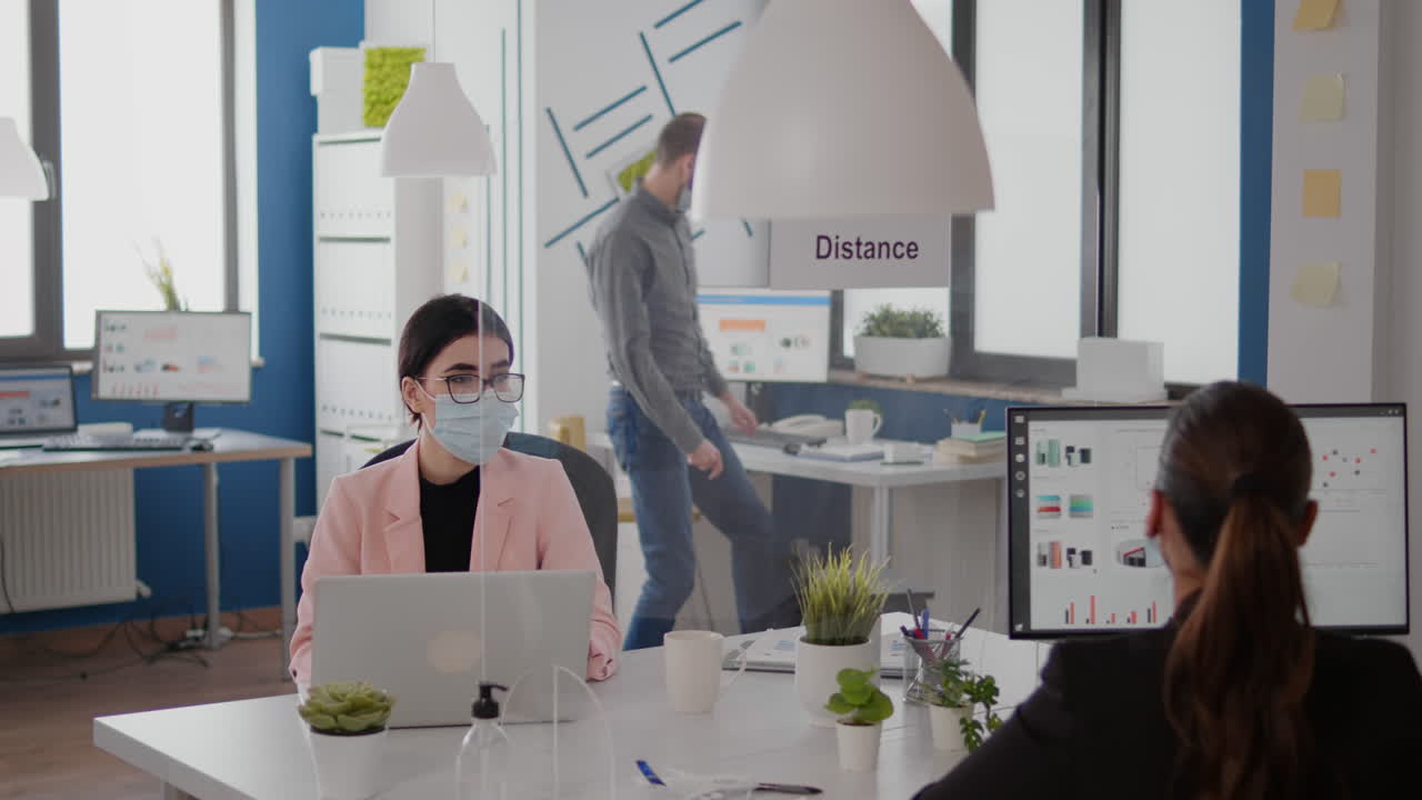 работники в защитных масках говорят о бизнес-проекте