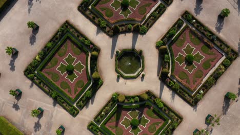 vista circular aérea del hermoso jardín francés con fuente de agua en el centro en el patio trasero del castillo de alden biesen en bélgica, alemania