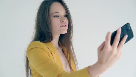 Cu-Junges-Schönes-Mädchen,-Das-Selfie-Macht,-Nutzt-Smartphone