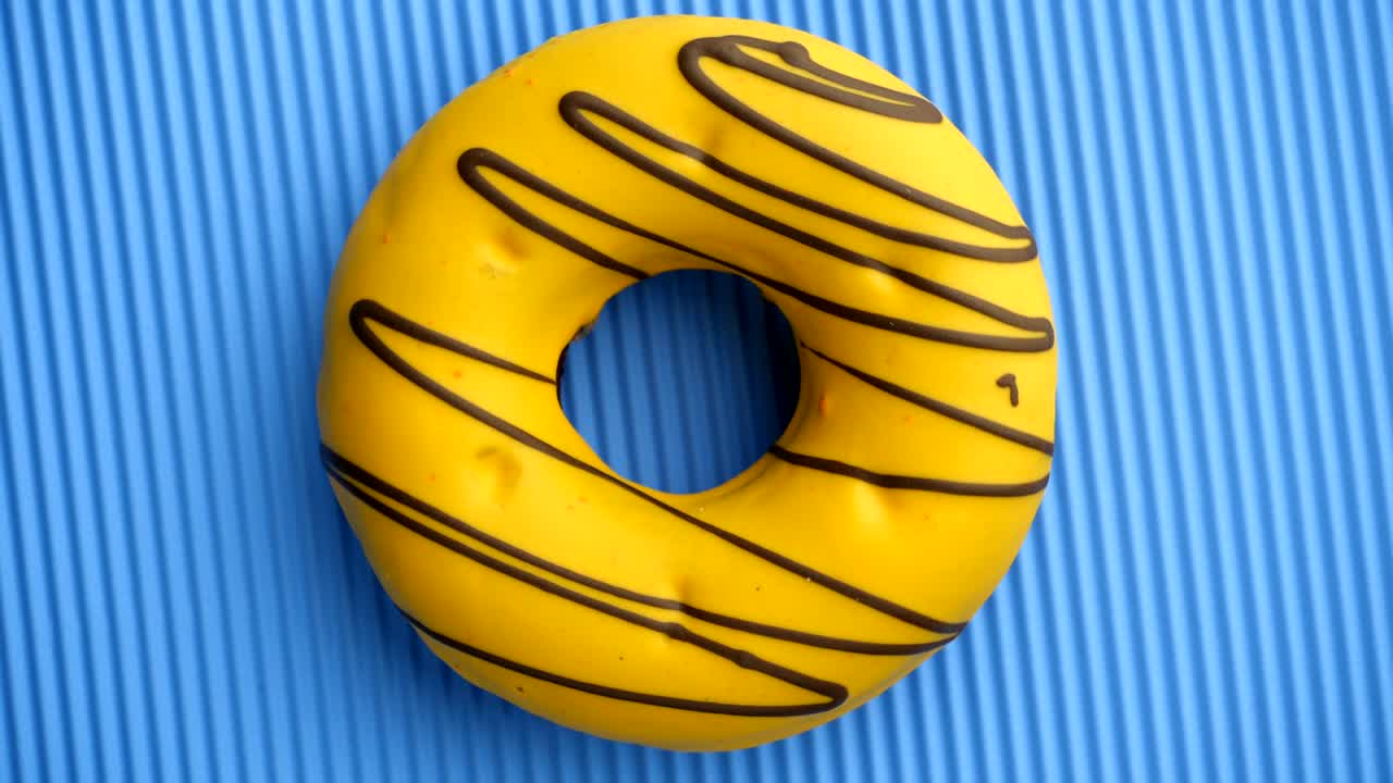 el donut glazado de primer plano.