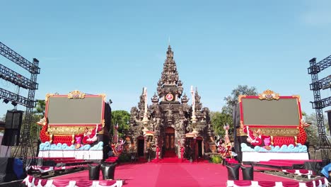 Establecimiento-De-La-Toma-Del-Escenario-Central-De-Arte-De-Ardha-Candra-En-Denpasar,-Bali,-Indonesia,-Al-Aire-Libre,-Hito-De-La-Música-Y-Las-Artes