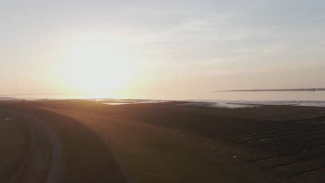 impresionante puesta de sol sobre la planicie de marea del mar del norte en alemania