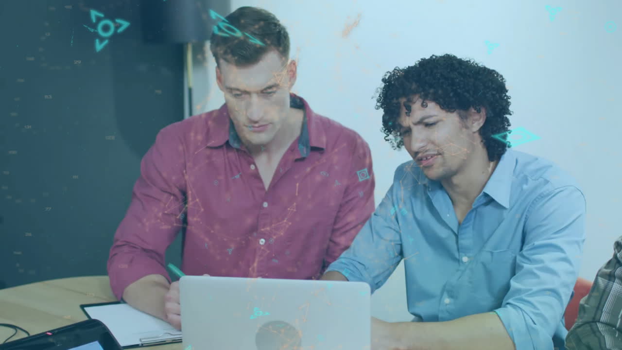 animación de la red de códigos qr sobre diversos empresarios que utilizan computadora portátil en la oficina