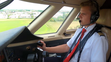 joven piloto caucásico en cabina volando, aterrizando un jet privado estático