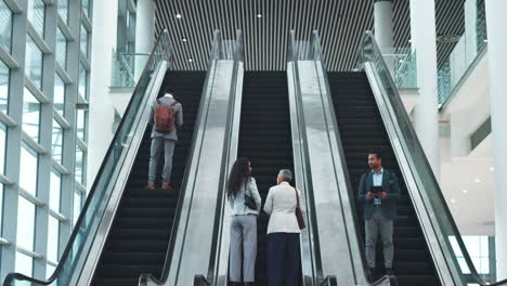 Escaleras-Mecánicas,-Oficinas-Y-Gente-De-Negocios-En-Viaje