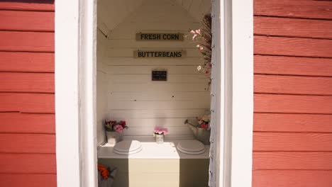 en el tiro de empuje del interior de una sala de baño de casa decorada y reutilizada