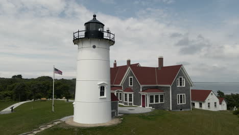 Magnífico-Faro-De-Cape-Cod-Del-Faro-De-Nobska-Con-Impresionantes-Vistas-Al-Mar-En-Massachusetts,-Estados-Unidos