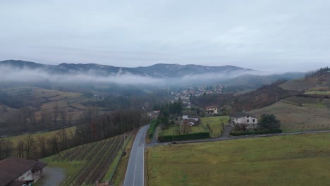 nube sobre el campo del pueblo con la carretera debajo del cielo nublado