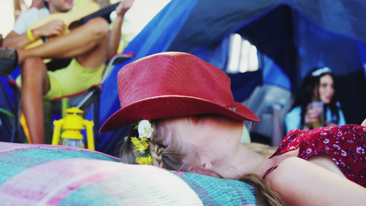 공원 4k에서 휴식을 취하는 여성