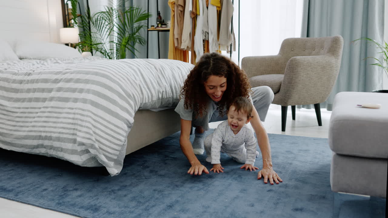 aprendiendo, la madre y enseñando al bebé a gatear