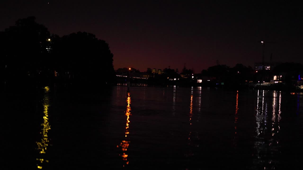 Lumières colorées clignotant sur l'eau la nuit