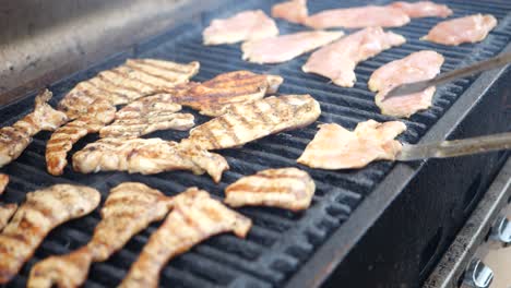ase la pechuga de pollo y déle la vuelta con unas pinzas.