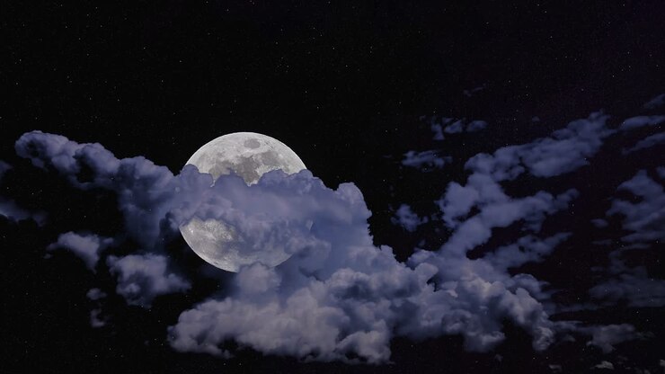 Timelapse da lua nascente contra o céu estrelado obscurecido por nuvens passageiras