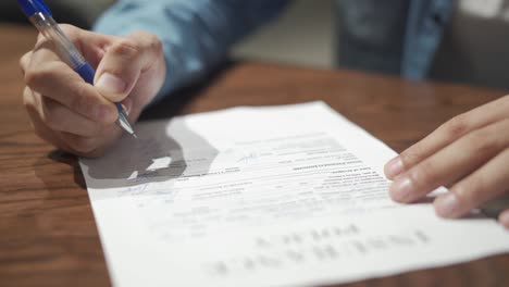 mano cercana de un hombre de negocios firmando un contrato
