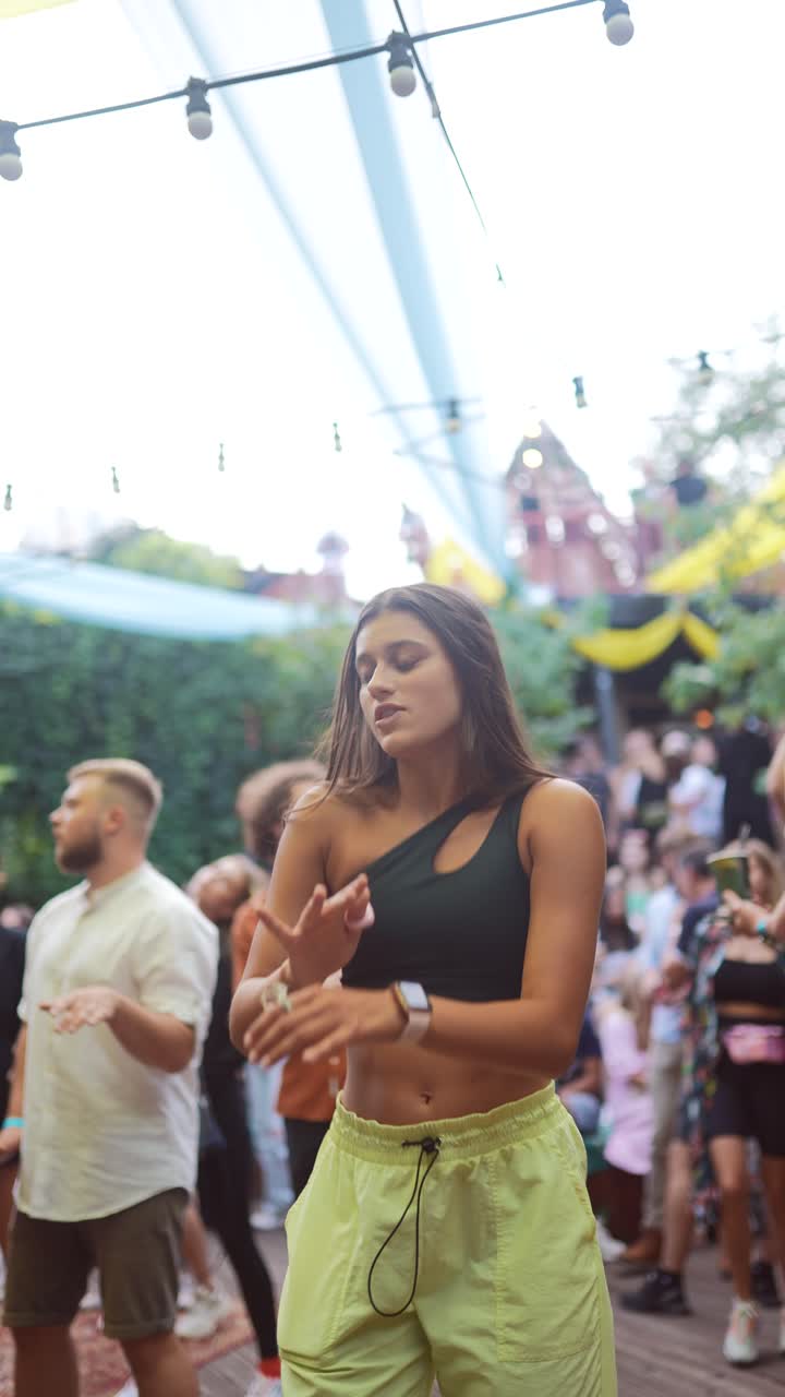 Kvinde, der danser på en udendørs festival