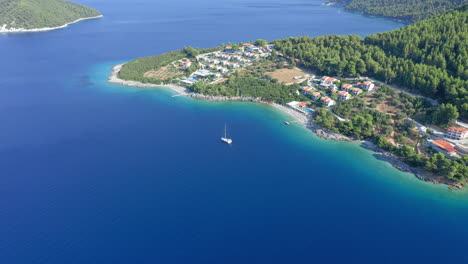 Aerial:-Panoramic-shot-of-beautiful-Panormos-beach-in-Skopelos-island,-Sporades,-Greece