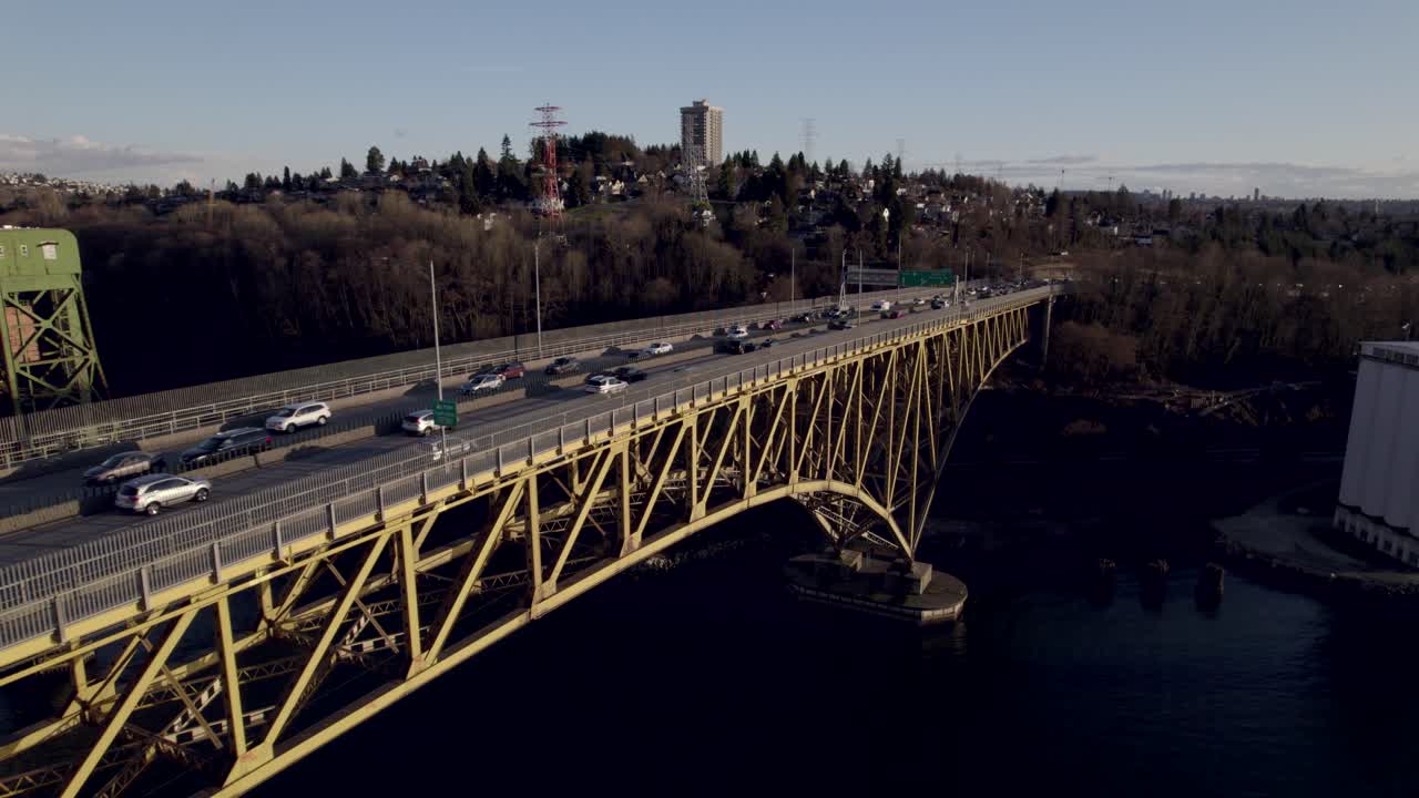 tráfico de automóviles en ironworkers memorial bridge en vancouver en canadá
