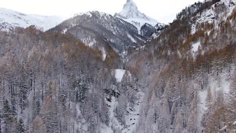 Die-Filmische-Luftdrohne-Des-Matterhorns-Atemberaubende-Winterliche-Eröffnungsszene-Zermatt-Schweiz-Schweizer-Alpen-Berühmtester-Berggipfel-Anfang-Oktober-Heftiger-Neuschneefall-Sonnenuntergang-Rückwärts-Offenbaren-Bewegung