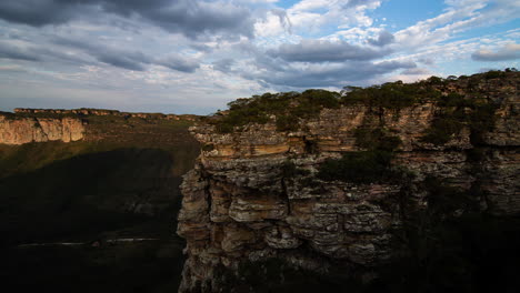 Blick-Auf-Große-Canyons,-Beleuchtet-Von-Der-Sonne,-Chapada-Diamantina,-Bahia,-Brasilien