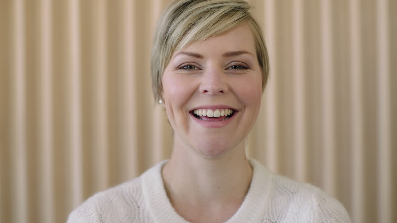 retrato en primer plano de una joven rubia elegante riendo alegremente mirando a la cámara disfrutando de un estilo de vida feliz piel hermosa y perfecta