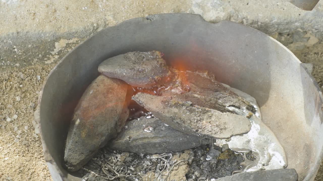 가운, 단계별 세부 사항 클로즈업, 금속 작업 텍스처