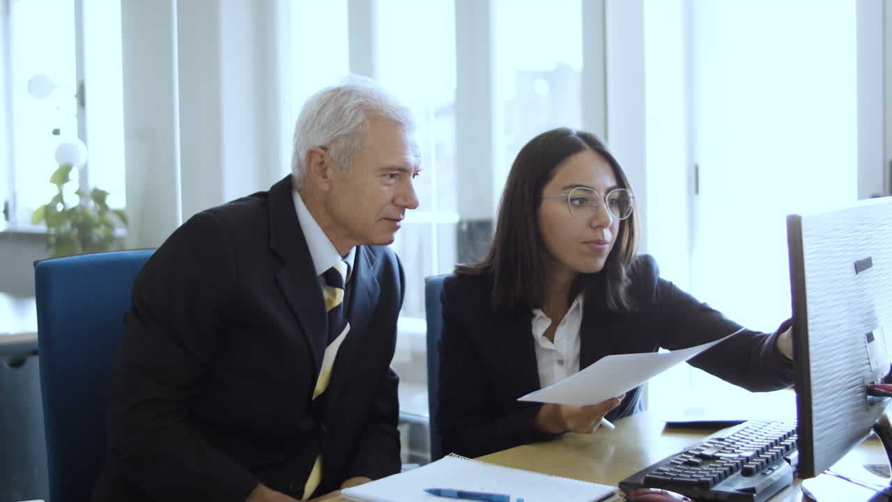 mujer gerente explicando los detalles del proyecto a su jefe