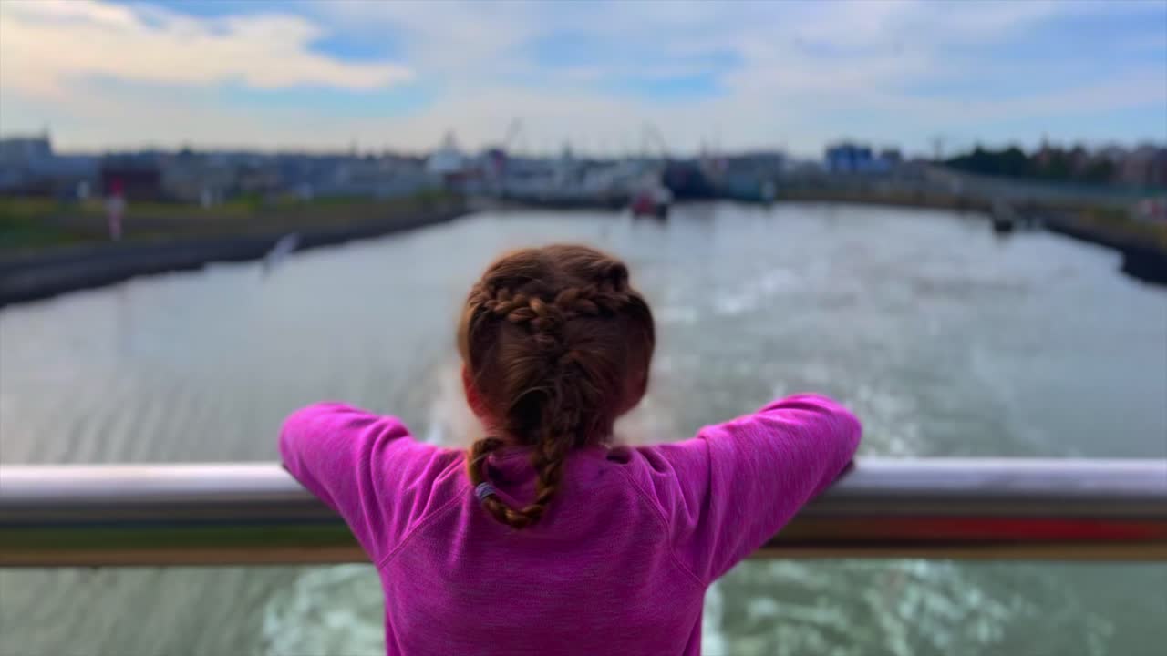 Ragazza graziosa in rosa con i capelli intrecciati che parte dal porto su una nave