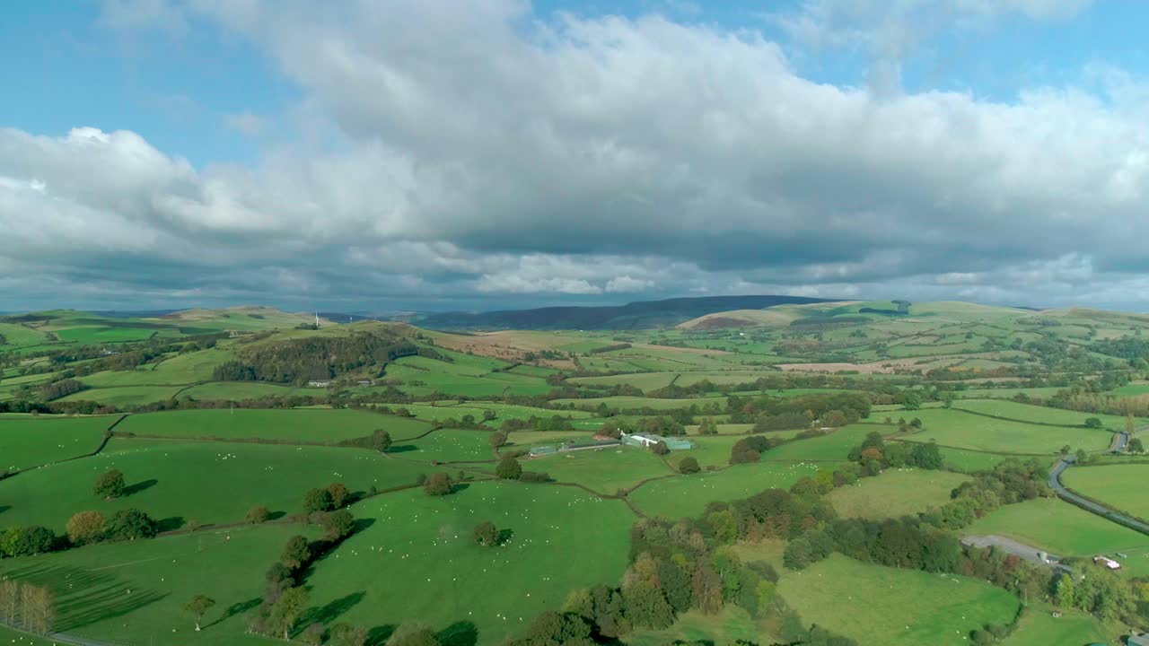 Grandi nuvole che avanzano su una splendida giornata di sole a Powys in Galles.