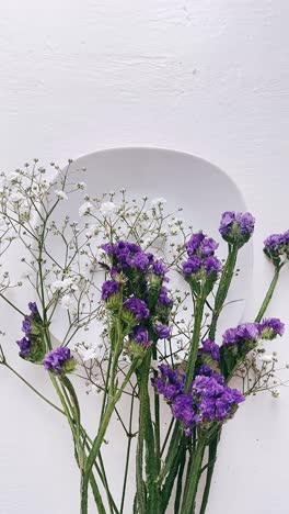 elegante arreglo floral en una placa blanca