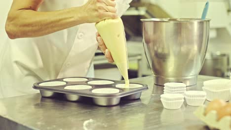 chef preparando muffins en la cocina