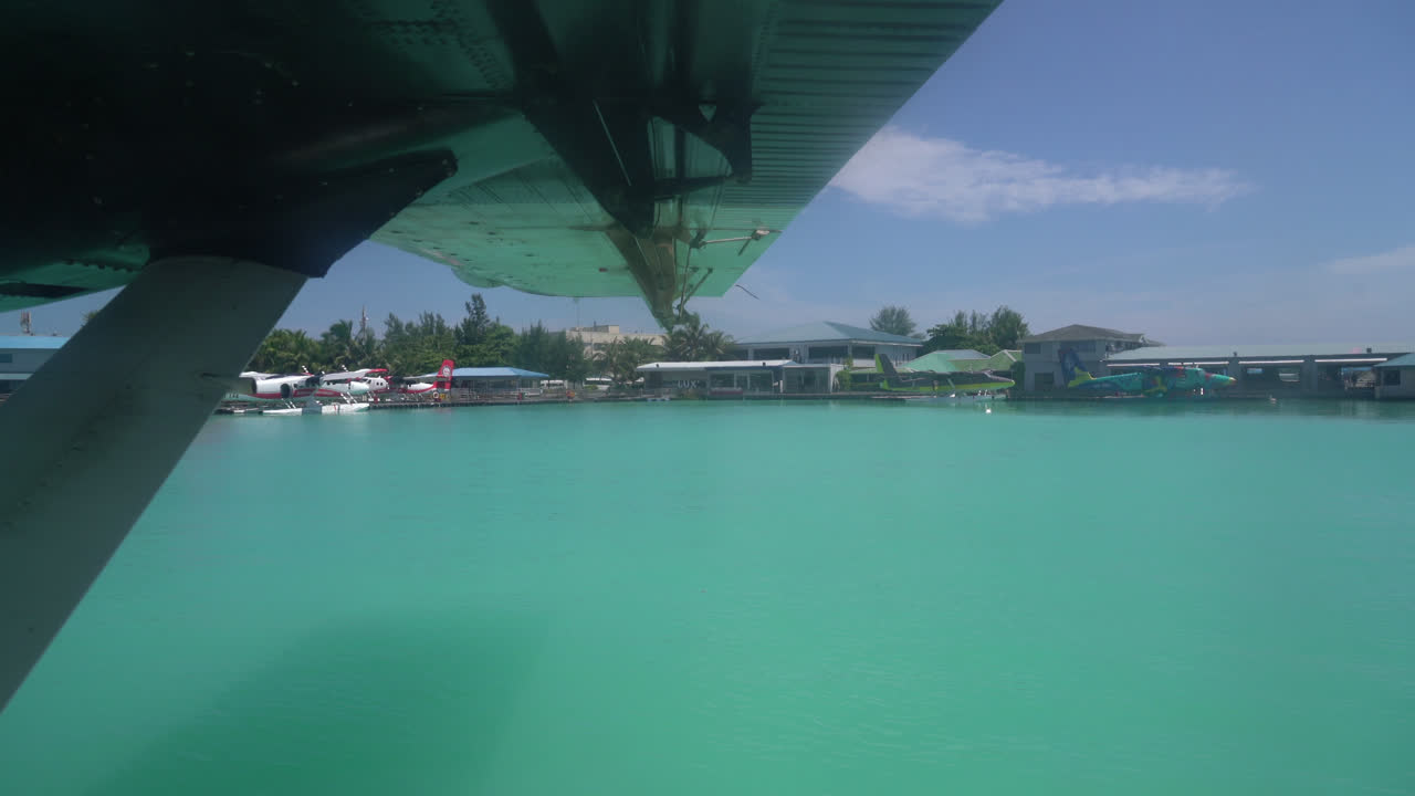 수상 비행기의 창을 통해 본 바다