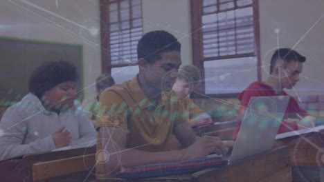 animación de una red de conexiones contra un niño afroamericano que usa una computadora portátil en la universidad