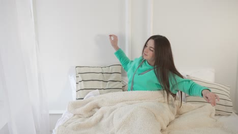 mujer despertando en la cama