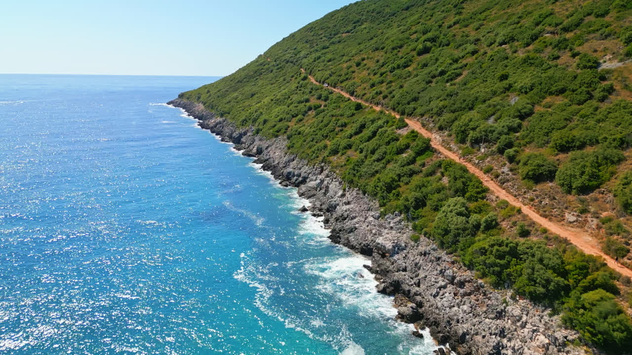 알바니아의 gjipe 해변에서 아름다운 파란 바다 물 의 언덕 경사에서 하이킹 경로 위에서 찍은 공중 드론