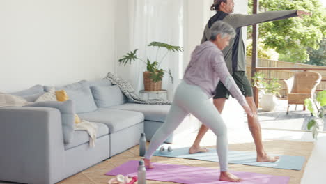yoga, pareja de ancianos y meditación en la sala de estar