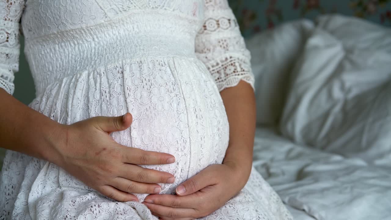 mujer embarazada feliz y esperando un bebé en casa.