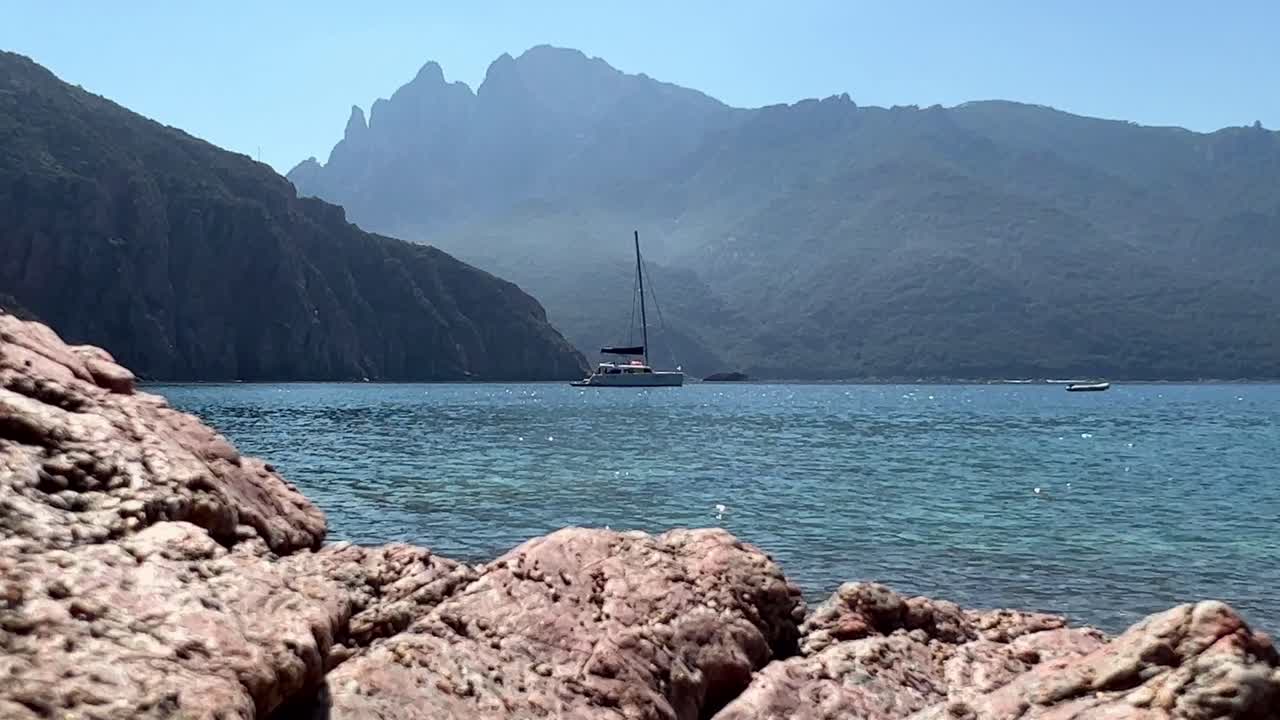 프랑스 코르시카 섬 에 있는 부사글리아 해변 의 여름 시즌