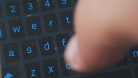 los dedos del joven usan el teléfono para enviar mensajes de texto macro