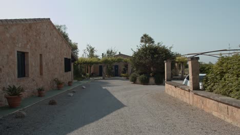 amplia vista de las casas rurales españolas en medio de la carretera en las islas de mallorca
