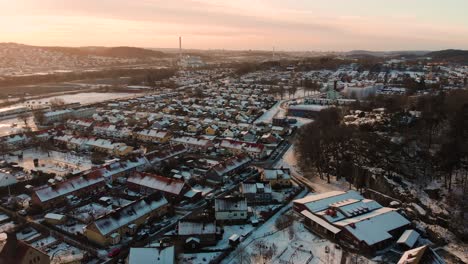 Vista-Aérea-Del-Pueblo-Residencial-En-Las-Afueras-De-Gotemburgo-En-Suecia-Durante-La-Puesta-De-Sol