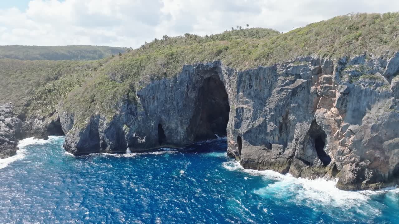 드론 파노라마 뷰는  ⁇ 은 날에 사마나의 카보 카본 국립 공원에서 구 ⁇  동굴과 함께 바위 해안선을 보여줍니다.