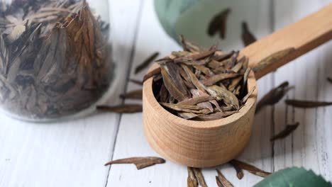 té largo seco en cuchara de madera