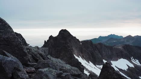 Vista-Tranquila-De-Las-Montañas-Kvaenan-En-Torken,-Troms,-Noruega