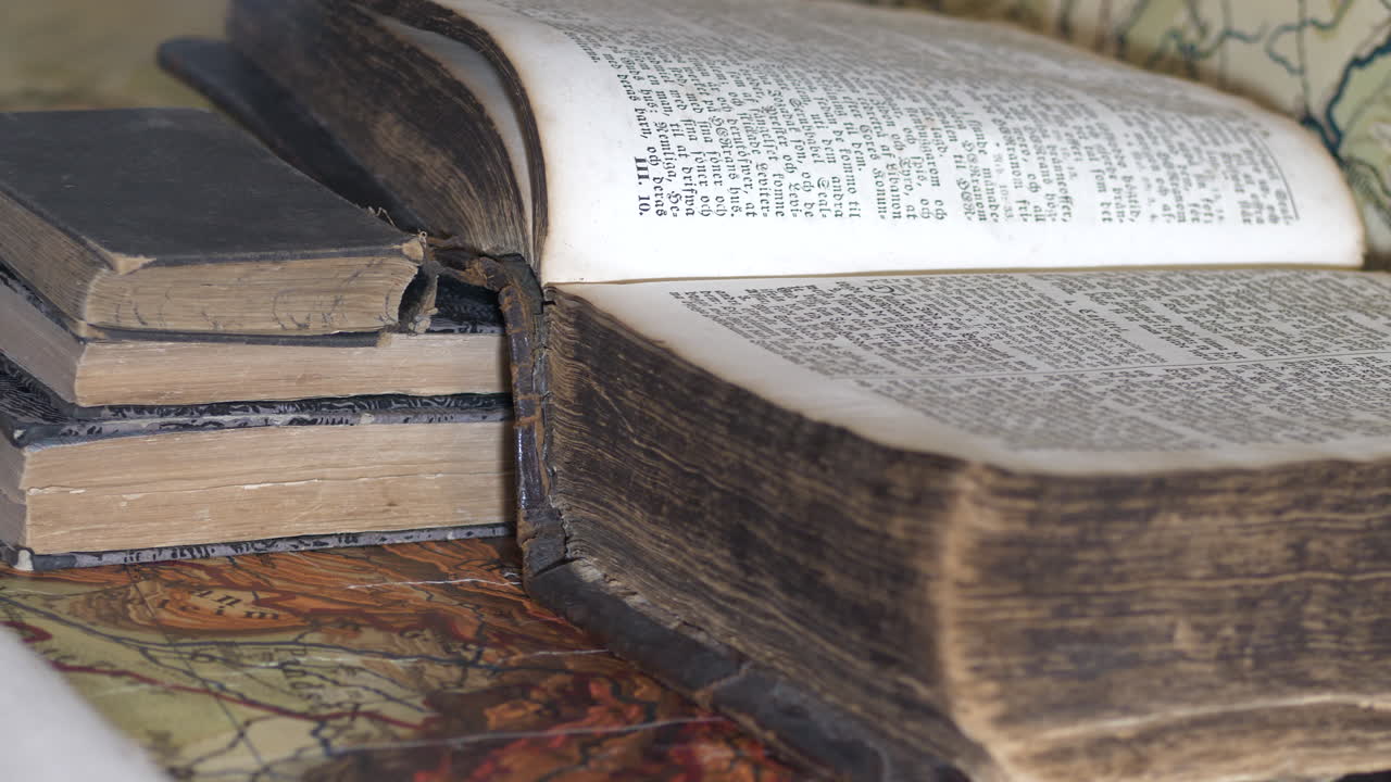 oficial fumando mientras planea una invasión de guerra