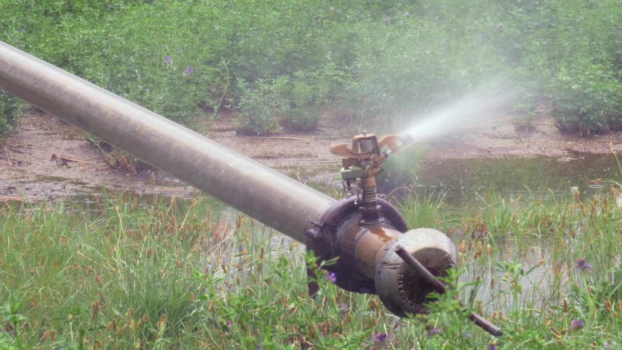 aspersor del sistema de riego rodante cambiando de dirección, cerrar