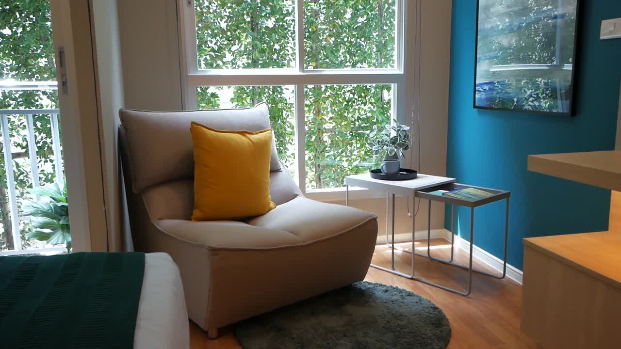 가구가 완비된 현대적인 침실 장식 연습