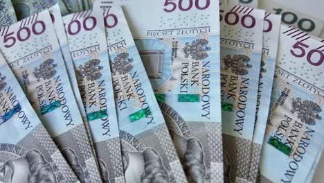 una gran cantidad de billetes de mayor valor, 500 zlotys